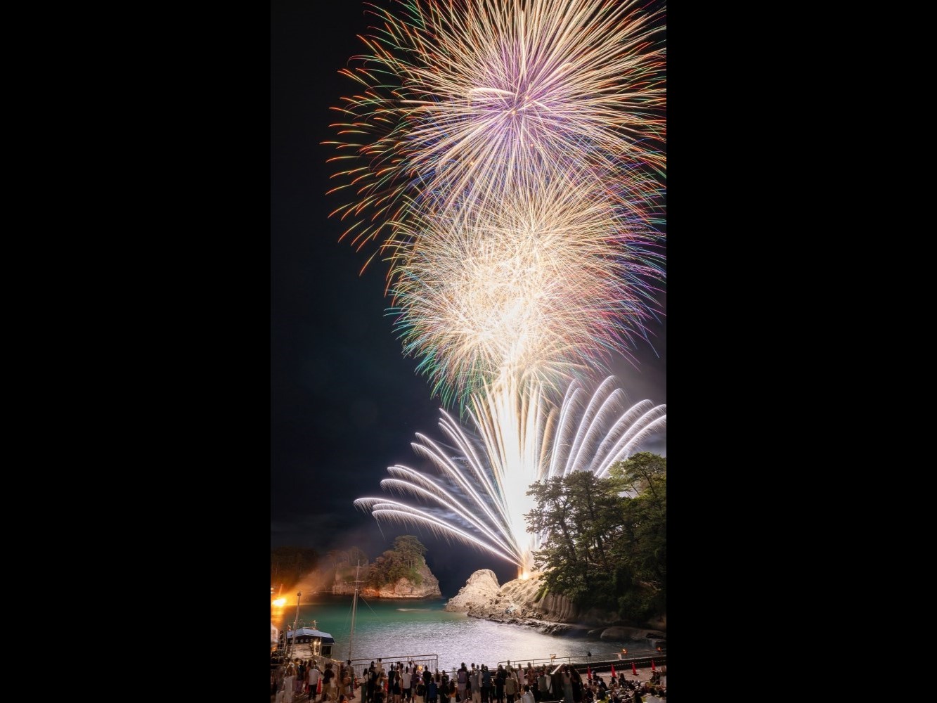 西伊豆町フォトコンテスふるさと部門入選「堂ヶ島火祭り」（2021年度） ※「夕映えの花火」は初開催。写真はイメージです。