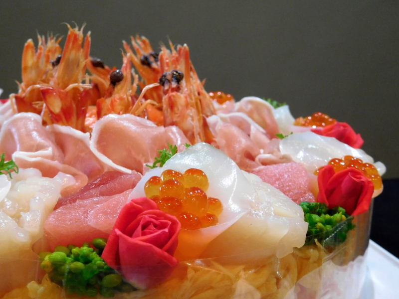 見た目が豪華な寿司ケーキ（画像提供：末広鮨）