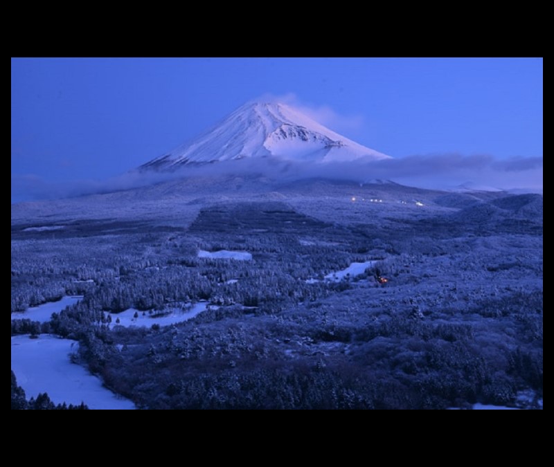 第16回富士山百景写真コンテスト　グランプリ「未明、雲流るる」