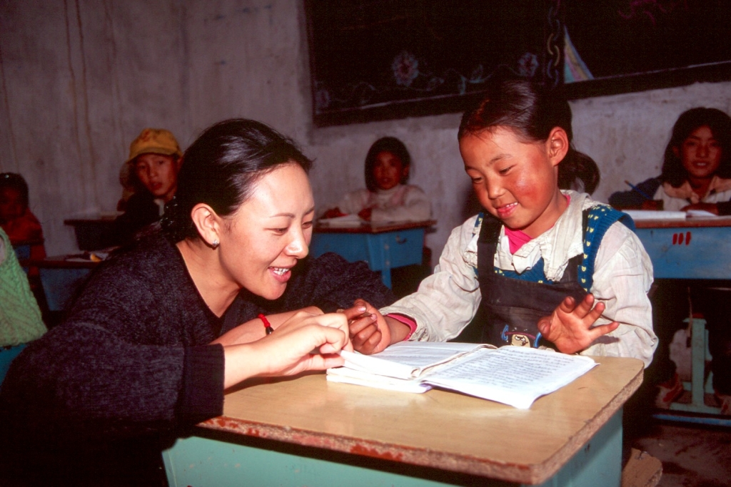 バイマーヤンジンさんとチベットの子供（画像提供：バイマーヤンジンさん）