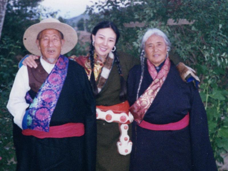 チベットの両親と（画像提供：バイマーヤンジンさん）