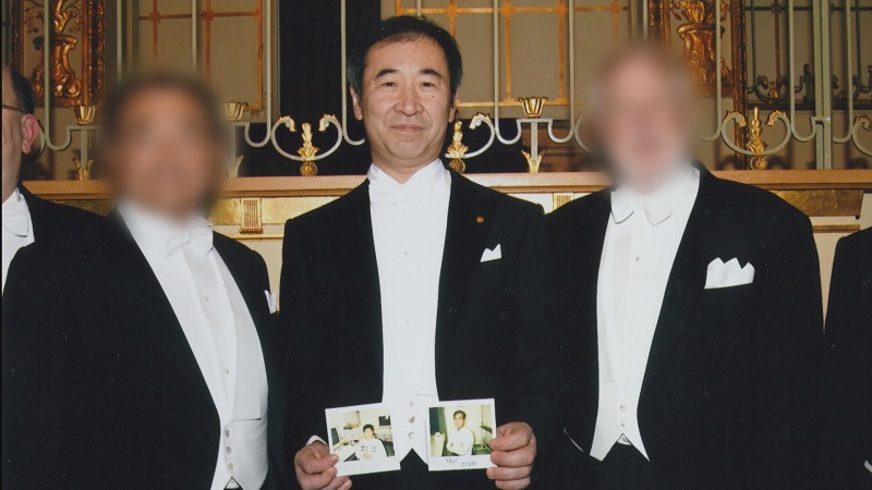 ノーベル賞の授賞式に戸塚さんの写真を持参した梶田教授