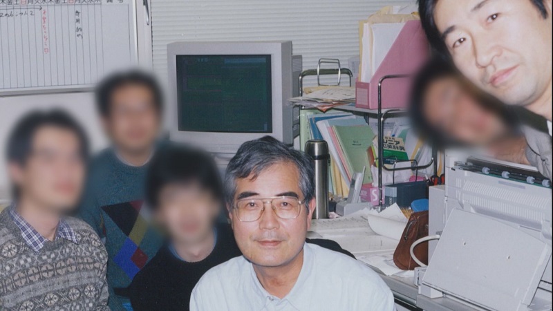 生前の戸塚さんが研究室で梶田教授と撮った写真