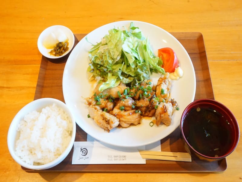 鶏の唐揚げネギソース定食(1300円)　画像提供：junjun