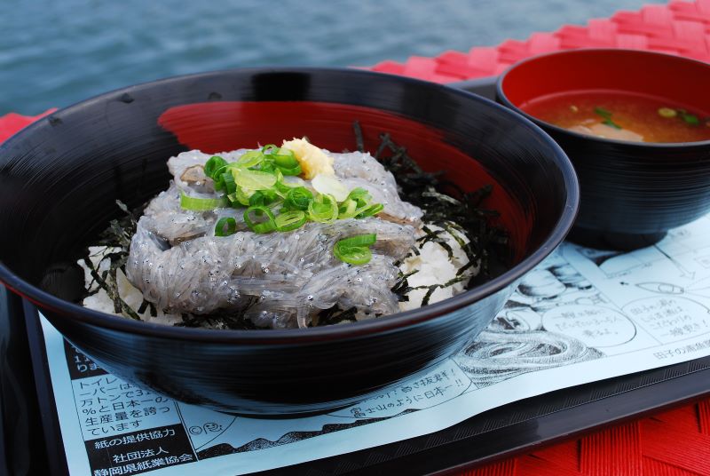 「ぷりぷり生しらす丼」(900円)　画像提供：田子の浦港　漁協食堂