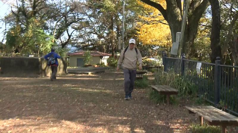浅間山山頂の広場　ハイキングを楽しむ人の姿