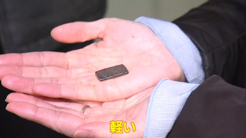 手のひらに南鐐二朱銀をのせる