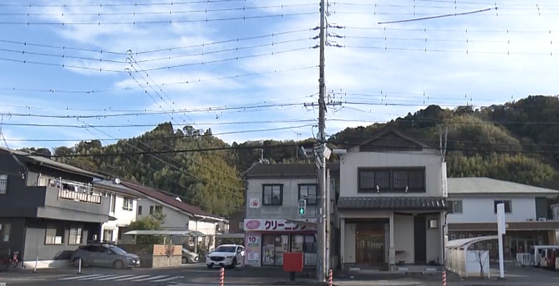 安部街道から見た賤機山方面　住宅の背後に山が見える