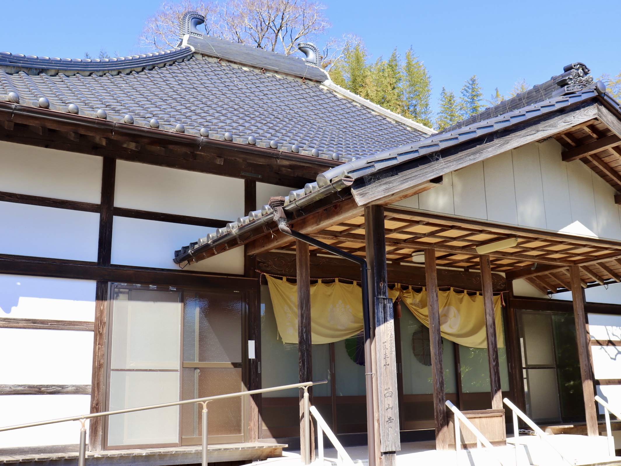 西山寺の本堂