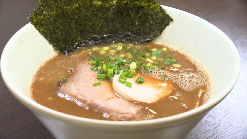 茶色い濃いスープにネギ、のり、チャーシュー2種類がのったラーメン
