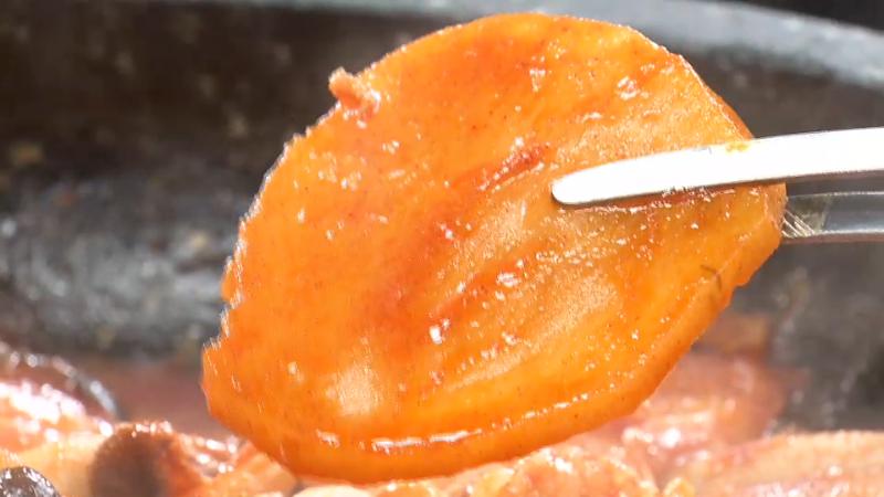 ジャガイモを箸で持ち上げる