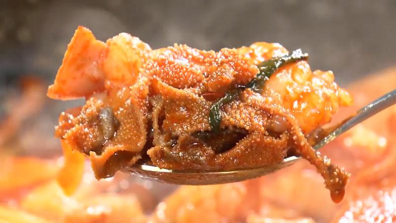 センマイをスプーンで持ち上げる