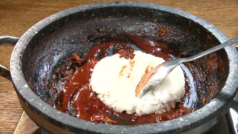 ご飯をタレが残った鍋に投入