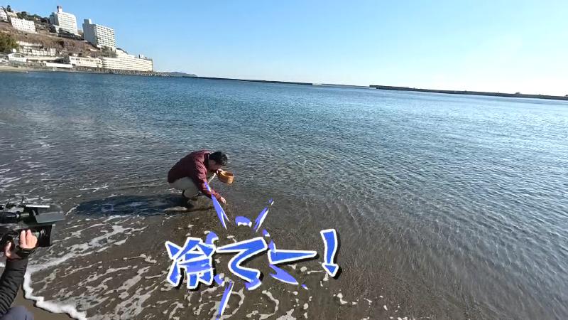 海に入って水温を測るにむらリポーター