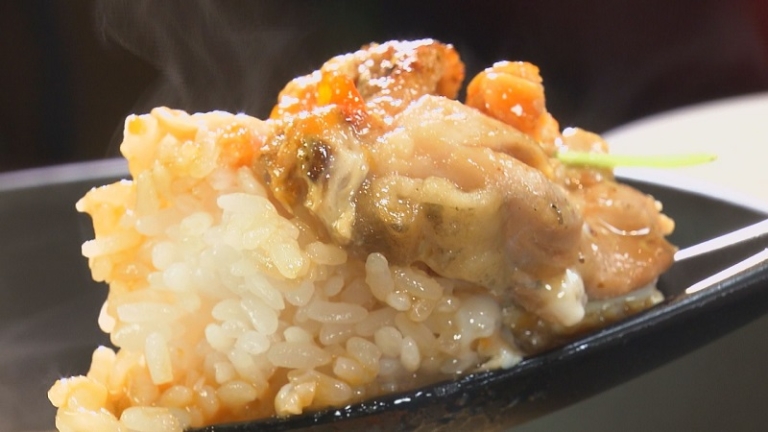 スプーンですくい上げた親子丼