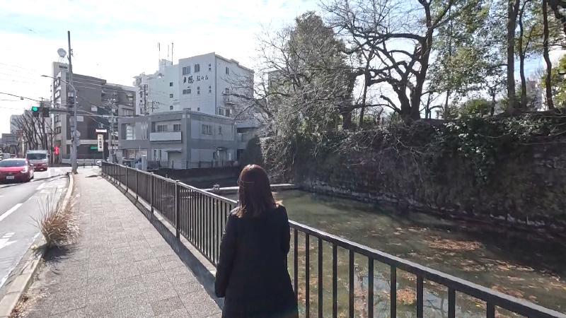 お堀沿いを歩く大森アナ