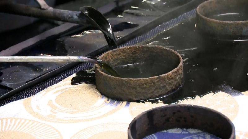 2つのやかんを巧みに操り染料を注ぐ