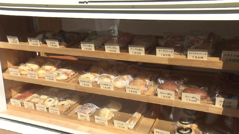 直売所の商品棚に並ぶパン