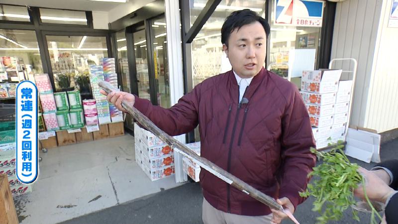 ゴボウを手に取る男性