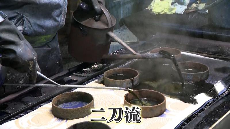 両手にヤカンをもって染料を注ぐ