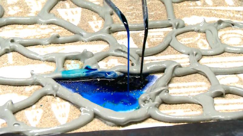 濃淡の異なる青色を注ぐ