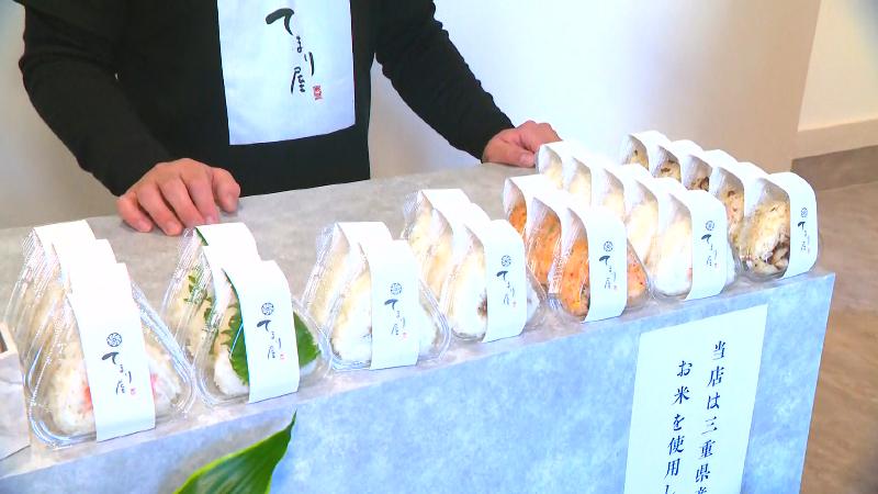 カウンターに並ぶおにぎり