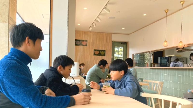 店内で過ごすお客さんの様子