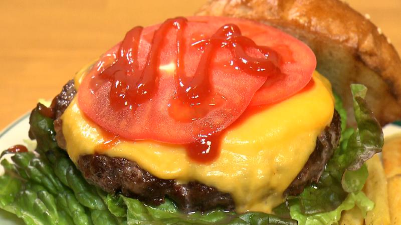 ハンバーカーにのったトマト