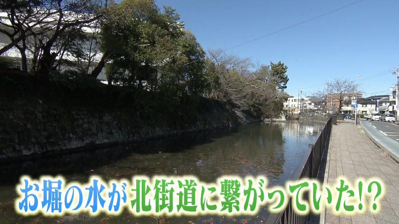 お城の外堀と道路