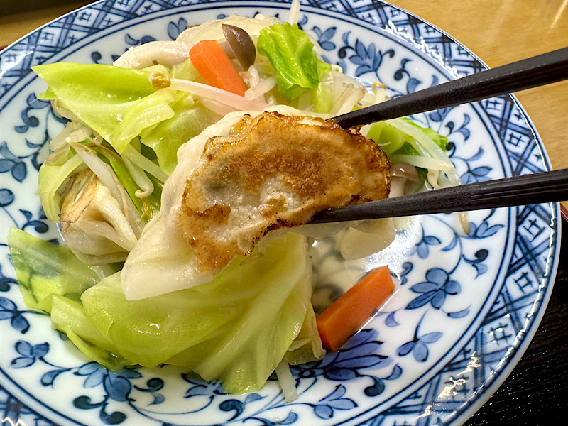 スープ餃子に入っている「とりキクラゲ餃子」