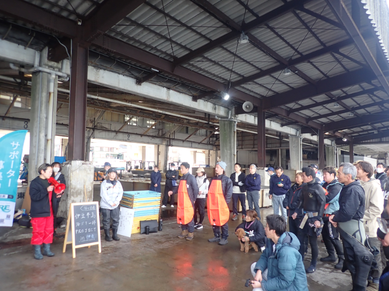 魚市場に集まる参加者