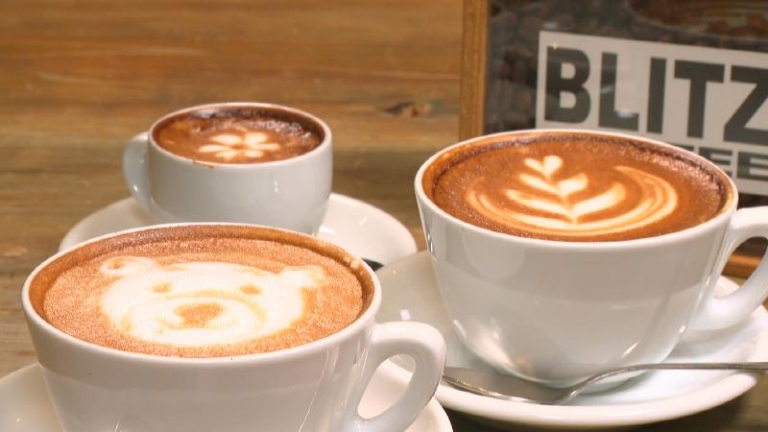 ラテアートが施されたコーヒー