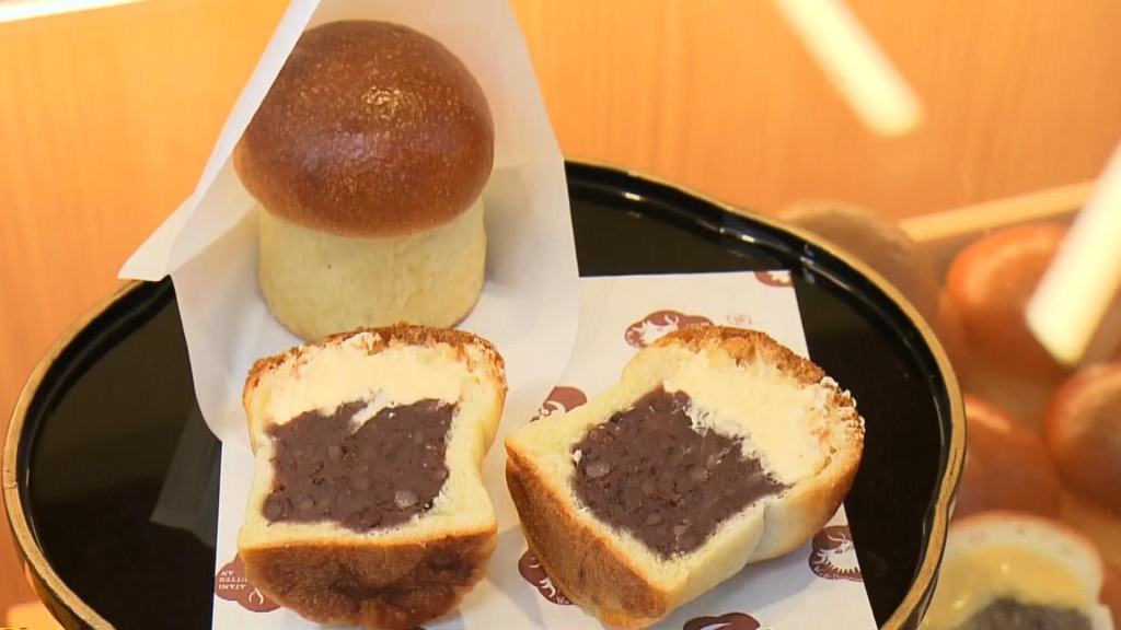 熱海バターあんぱん　半分に切るとあんこがギッシリ