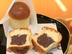 熱海バターあんぱん 半分に切るとあんこがギッシリ