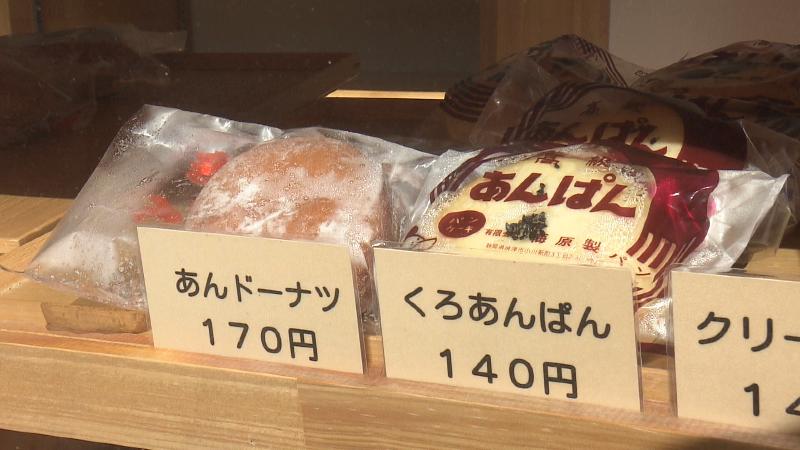 商品棚に並ぶパン