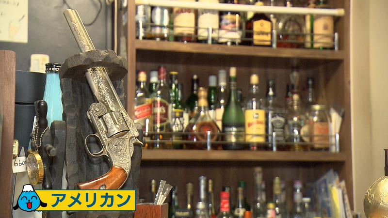 ピストルが飾られた店内