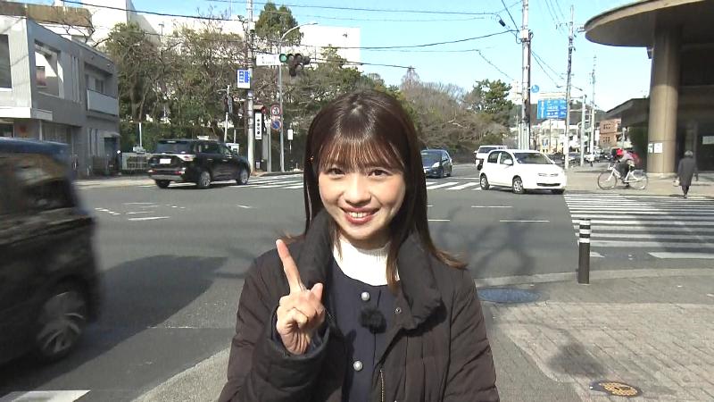 道路わきに立つ大森アナウンサー