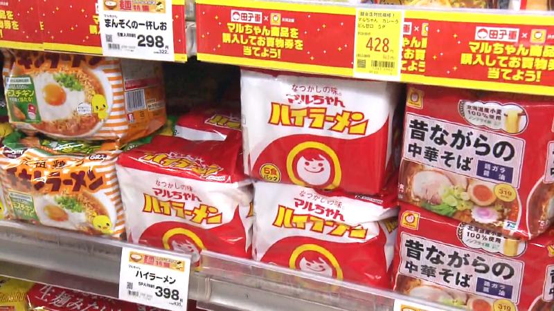 即席めんが並ぶ商品棚