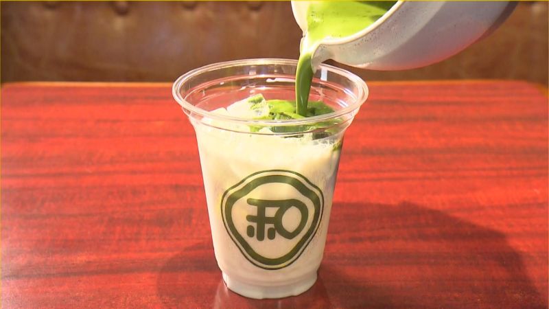 抹茶を注ぐ
