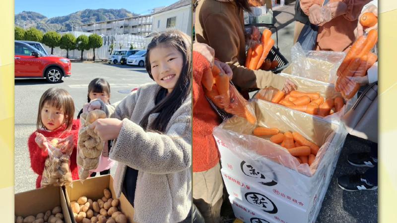 野菜を買う子供たち