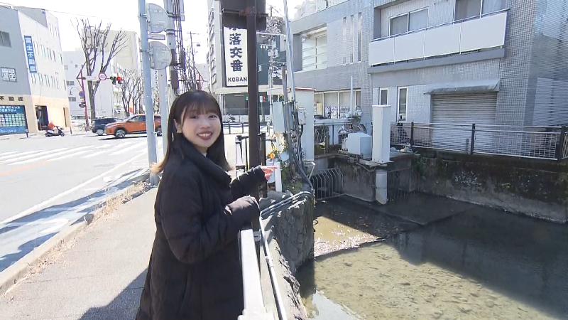川を指さす大森アナ