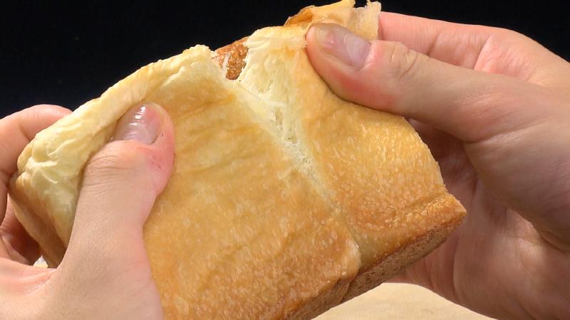 食パンを手でちぎる