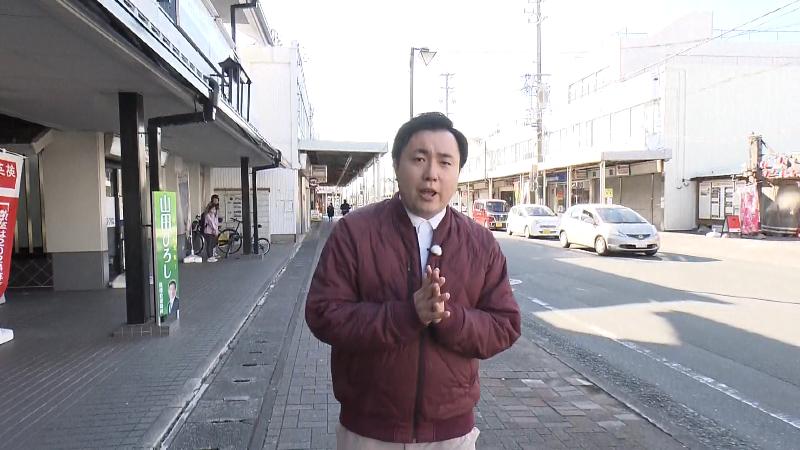 通りを歩くにむらあつとリポーター