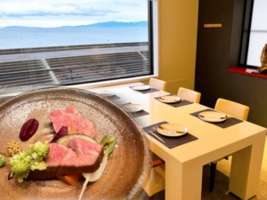 海が見える個室とディナーの肉料理