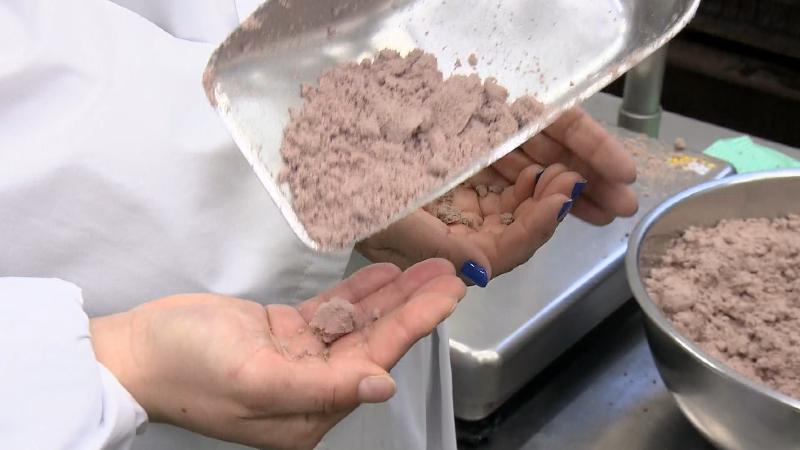 生あんを試食する様子