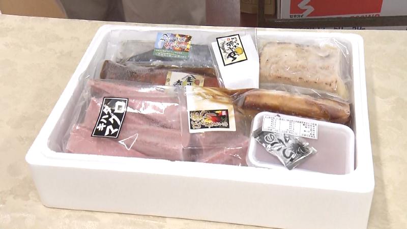 海鮮商品が満載の箱
