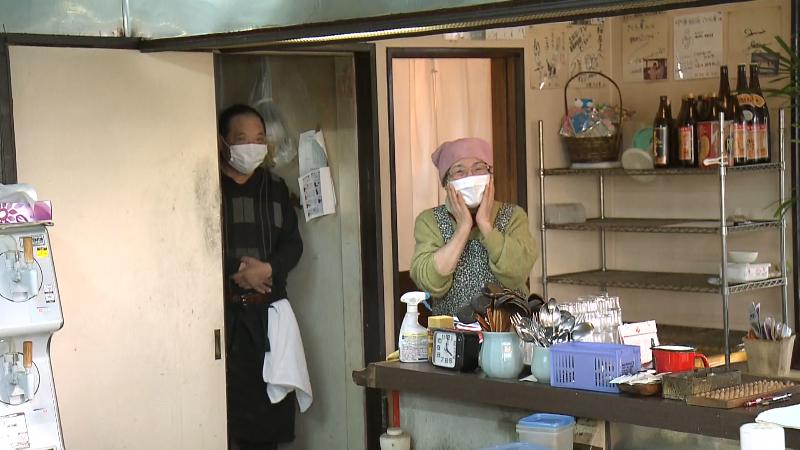 店に立つ店主の両親