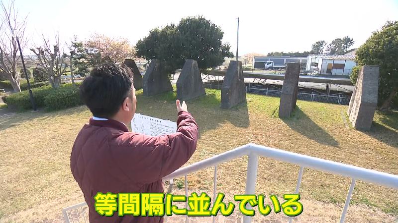 等間隔に並べられた謎の石