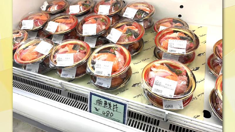 棚に並ぶ海鮮丼