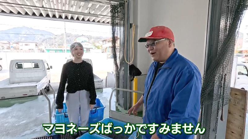 漁港の仲買人と大森アナ